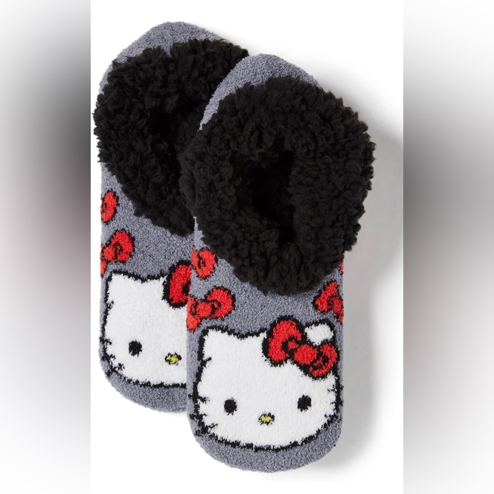 NWT HELLO KITTY Women’s Slipper Socks With Grips.